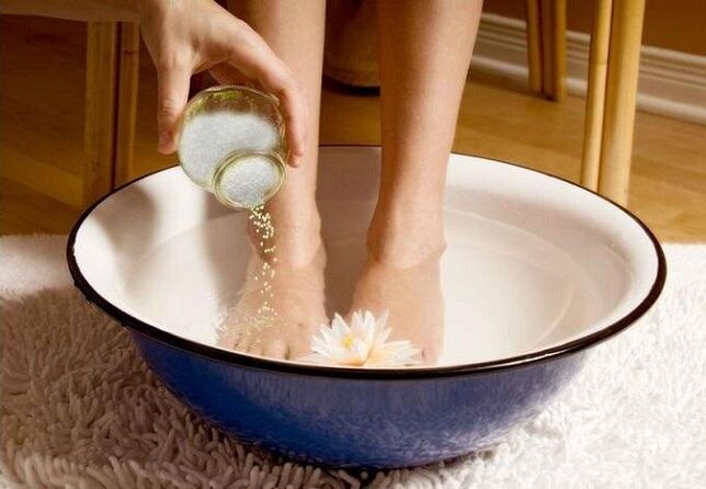 baño para el tratamiento de hongos entre los dedos de los pies