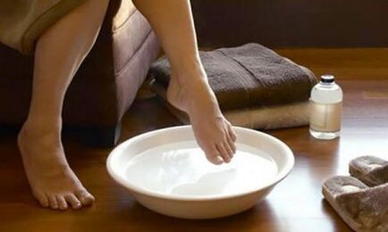 Baño de pies con celidonia para hongos en las uñas.