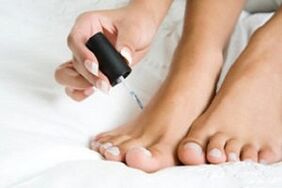 esmalte de uñas para tratar hongos en los pies